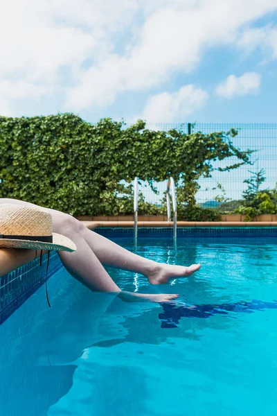 16 yaşındaki kız evinin havuzunda huzur içinde güneşleniyor. — Stok fotoğraf