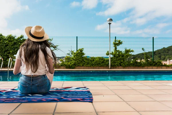 Mädchen sonnt sich am Pool in ihrem Haus — Stockfoto