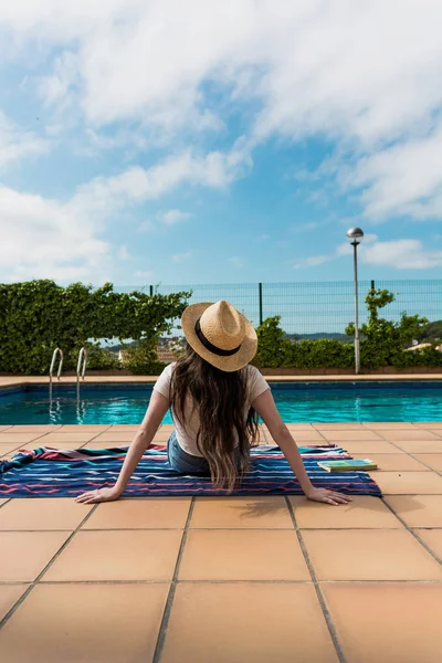 Flicka sola vid poolen i hennes hus — Stockfoto