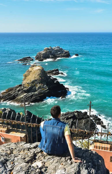 Hombre contemplando las vistas de algunas rocas en el Mediterráneo . —  Fotos de Stock