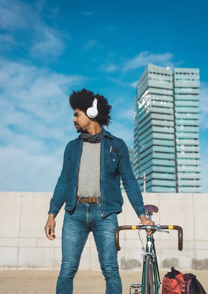 Man with afro hair riding a vintage style bicycle — Stock Photo, Image