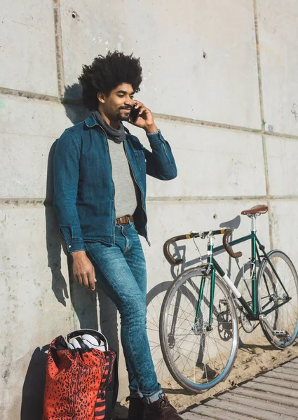 Hombre con pelo afro montando una bicicleta de estilo vintage — Foto de Stock