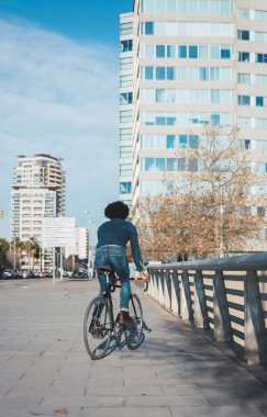 Afro saçlı adam bir vintage tarzı bisiklet sürme 