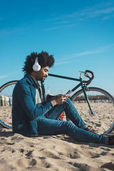 Homme aux cheveux afro chevauchant un vélo de style vintage — Photo