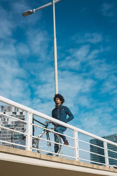 Hombre con pelo afro montando una bicicleta de estilo vintage — Foto de Stock