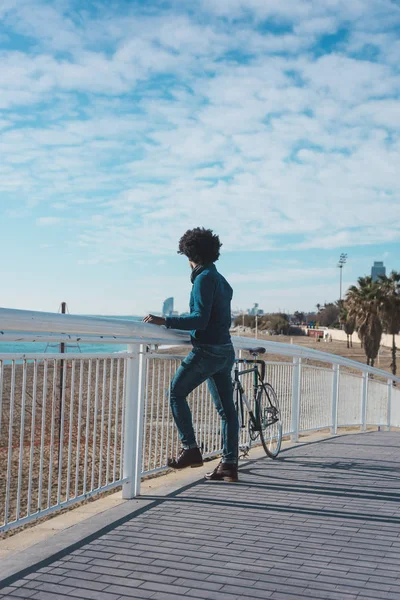 Man with afro hair riding a vintage style bicycle — Stock Photo, Image