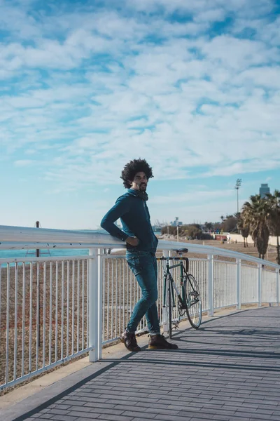 Homme aux cheveux afro chevauchant un vélo de style vintage — Photo