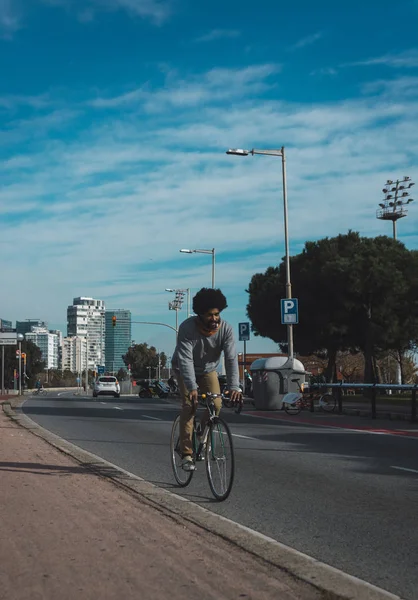 ヴィンテージスタイルの自転車に乗ってアフロヘアを持つ男 — ストック写真