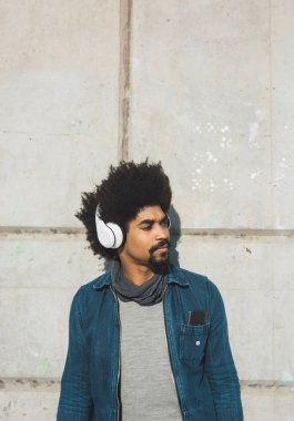 Afro saçlı ve vintage tarzı pıhtı ile siyah adam Portresi