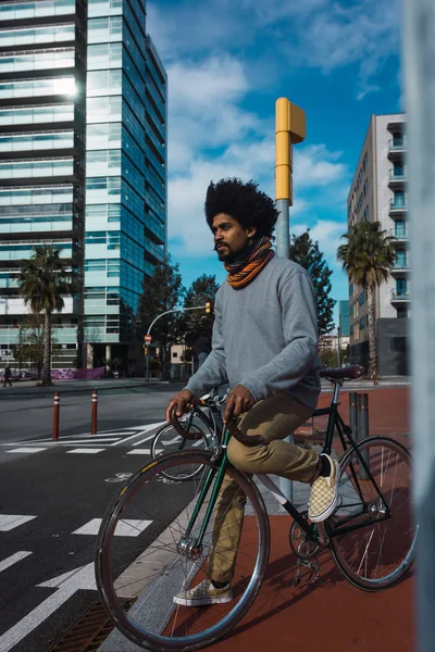 Homme aux cheveux afro chevauchant un vélo de style vintage — Photo