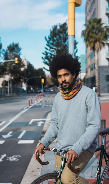 Homme aux cheveux afro chevauchant un vélo de style vintage — Photo