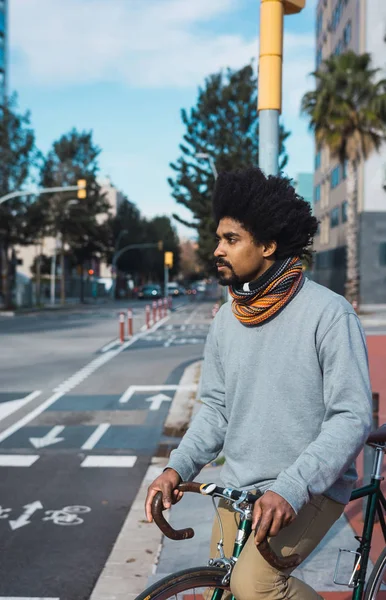 Afro saçlı adam bir vintage tarzı bisiklet sürme 