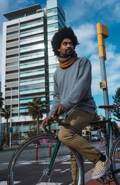 Man with afro hair riding a vintage style bicycle — Stock Photo, Image