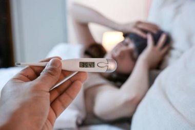 Yüksek ateşi olan hasta genç kız.