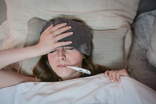 Niña adolescente enferma con fiebre alta . — Foto de Stock