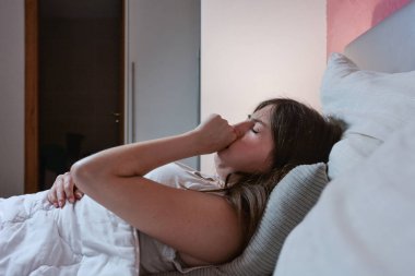 Ergen kız şiddetli boğaz ağrısı muzdarip