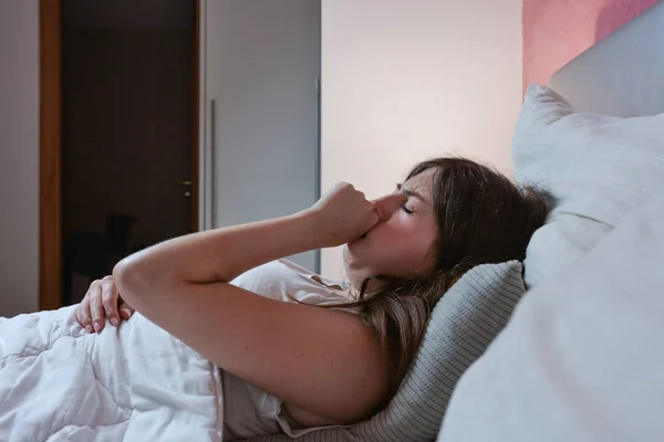 Adolescent girl suffers from a severe sore throat — Stock Photo, Image