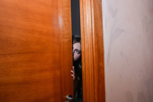 Teenage girl is afraid at home — Stock Photo, Image