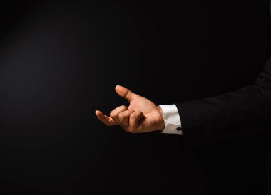 Siyah arka planda işadamının eli