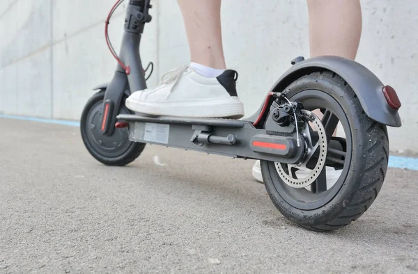 Adolescente circulando con un scooter eléctrico — Foto de Stock