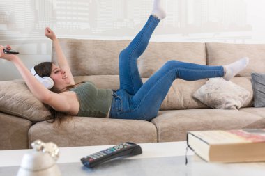 Genç kız kulaklık ile müzik dinlemek