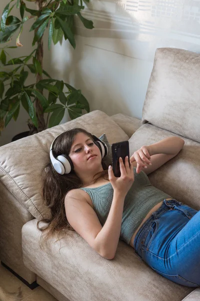 Teenage girl listening to music with headphones — Stock Photo, Image