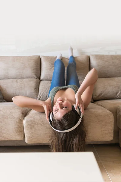 Tienermeisje luisteren naar muziek met koptelefoon — Stockfoto