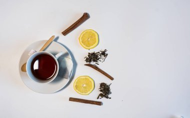 siyah çay limon ve tarçın.