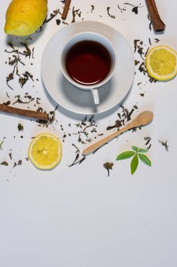 siyah çay limon ve tarçın.