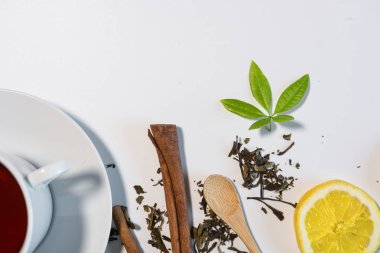 siyah çay limon ve tarçın.