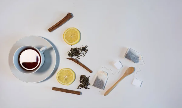 Черный чай с лимоном и корицей . — стоковое фото