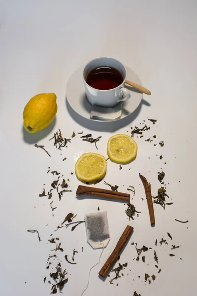 Té negro con limón y canela . — Foto de Stock