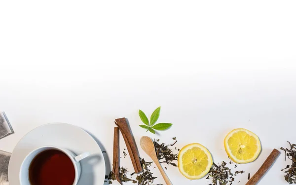 Черный чай с лимоном и корицей . — стоковое фото