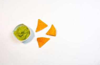 Beyaz arka plan guacamole ile Nachos. .