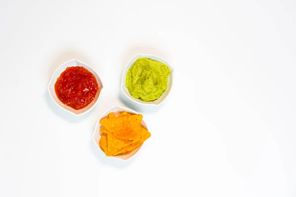 Salsa de guacamole y salsa picante acompañada de nachos . — Foto de Stock