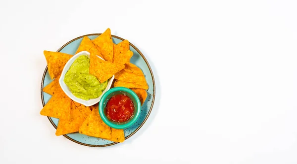 Sos guacamole i pikantny sos towarzyszy nachos. — Zdjęcie stockowe