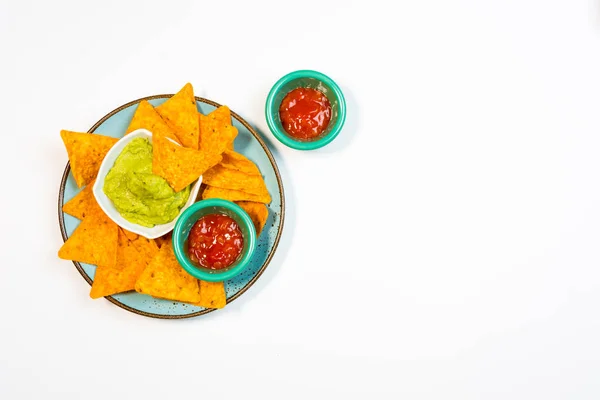 Nachos con guacamole sobre fondo blanco . . —  Fotos de Stock