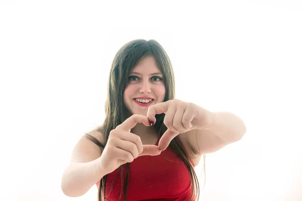 Ritratto di un'adolescente che fa il cuore con la mano — Foto Stock