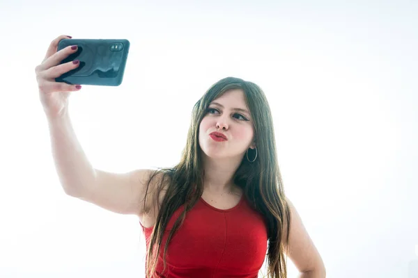 Portrait of teenage girl making a selfie — Stock Photo, Image