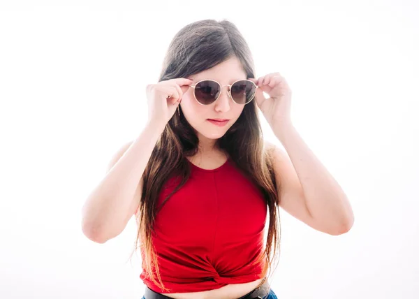 Bionda adolescente con occhiali da sole — Foto Stock