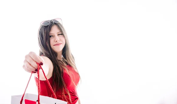 Fille vous donnant un sac avec des cadeaux — Photo