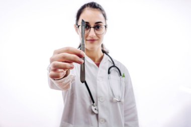 Laboratuvar aletlerini gösteren bilim adamı