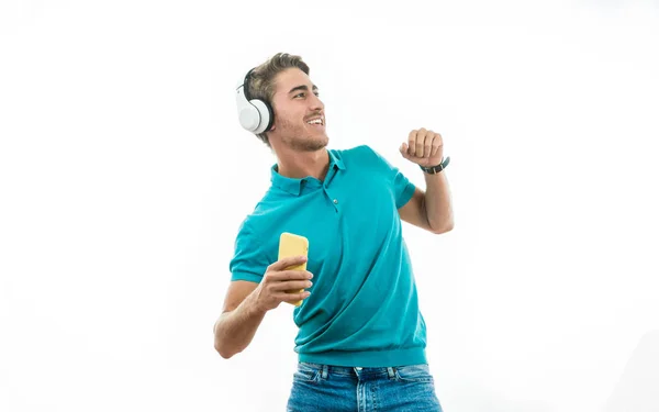 Homem atraente ouvir música com fones de ouvido — Fotografia de Stock