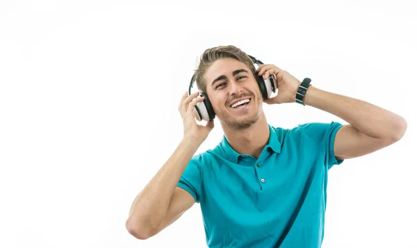 Attraktiver Mann, der mit Kopfhörern Musik hört — Stockfoto