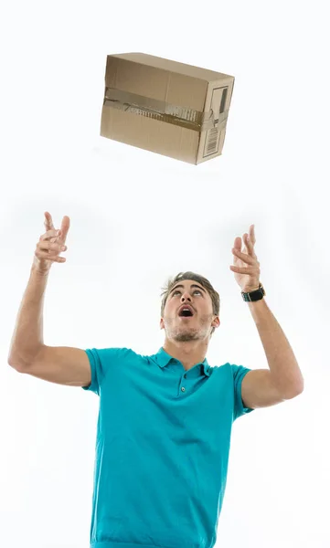 Niño cargando cajas de cartón — Foto de Stock