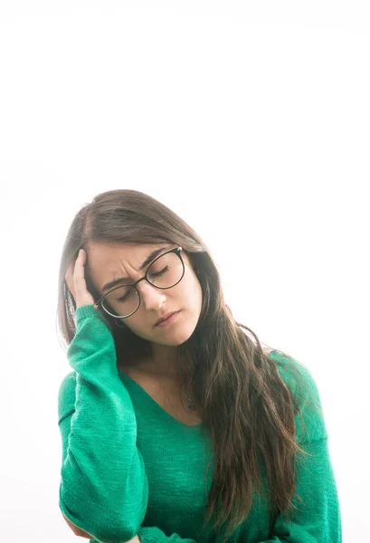 Porträt eines Mädchens mit starken Kopfschmerzen. — Stockfoto