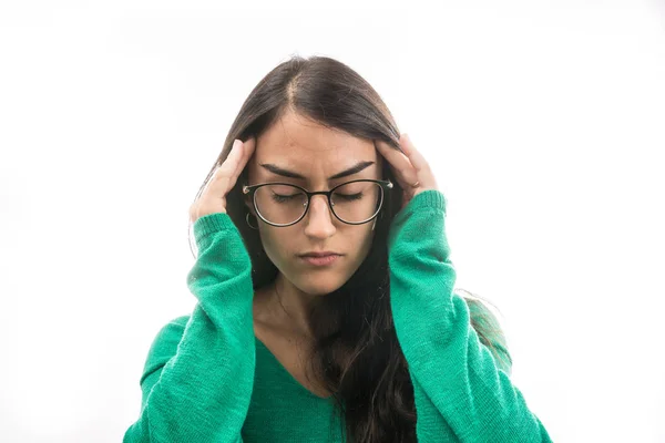 Porträt eines Mädchens mit starken Kopfschmerzen. — Stockfoto