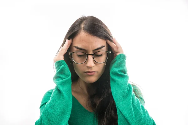 Retrato de una chica con mucho dolor de cabeza . — Foto de Stock