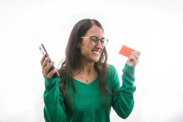 Chica super alegre y emocionada de comprar con su tarjeta de crédito — Foto de Stock