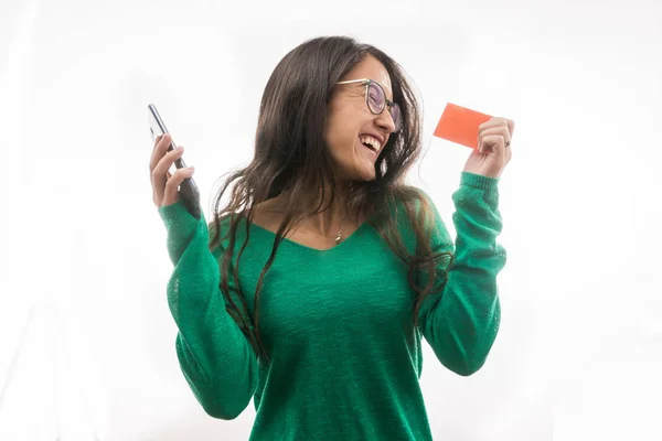 Ragazza super allegra ed entusiasta di acquistare con la sua carta di credito — Foto Stock